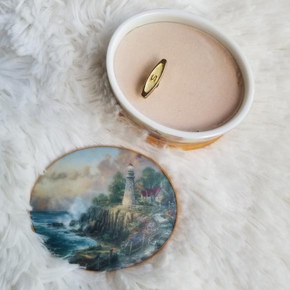 Thomas Kinkade LIGHT OF PEACE Lighthouse Music Box First Issue 1998 - Picture 3 of 7